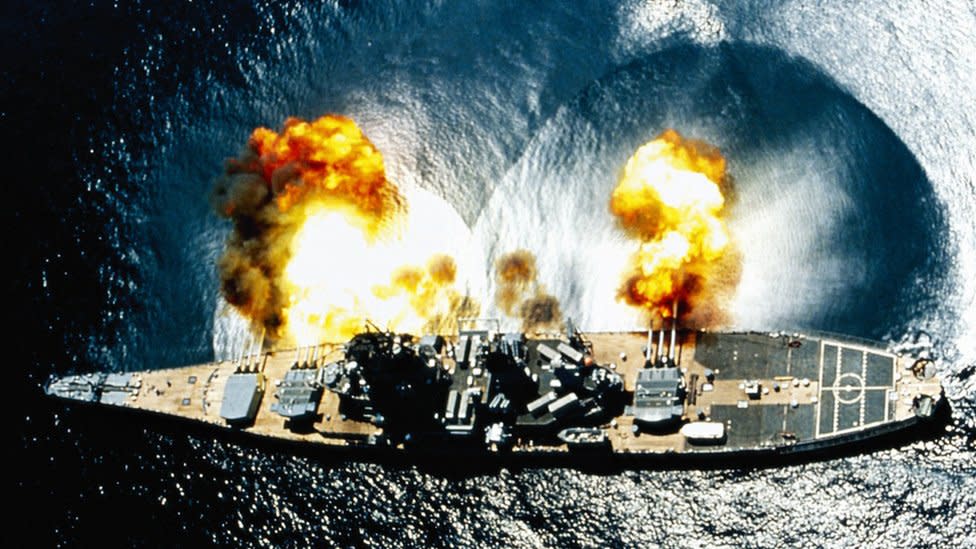 El acorazado Iowa hace ejercicios militares en las costas de Vieques en 1984.