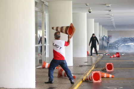 Police officers attempt to break into the Brazilian National Congress during a protest by Police officers from several Brazilian states against pension reforms proposed by Brazil's president Michel Temer, in Brasilia, Brazil April 18, 2017. REUTERS/Adriano Machado