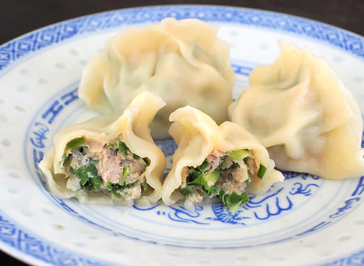 For a stronger taste, go for the chopped chives with minced pork dumplings.