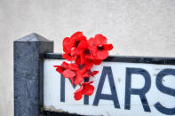 L'ultima creazione dello street artist britannico sulla facciata di un edificio a Bristol, sua città natale in Inghilterra: una bambina con una fionda di fronte a un’esplosione rossa, fatta di petali e fiori di plastica, forse il cuore infranto di Cupido. (Photo by Ben Birchall/PA Images via Getty Images)