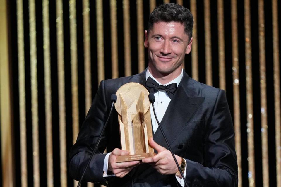 El delantero polaco del Barcelona Robert Lewandowski ganó este lunes el Trofeo Gerd Müller al mejor goleador de la pasada temporada en la que marco 41 tantos para el Bayern Munich.