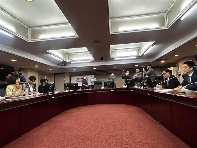 台北市長蔣萬安（右一）26日中午先率副市長李四川（右二）等人拜會民眾黨團以及新黨議員侯漢廷。（陳薏云攝）
