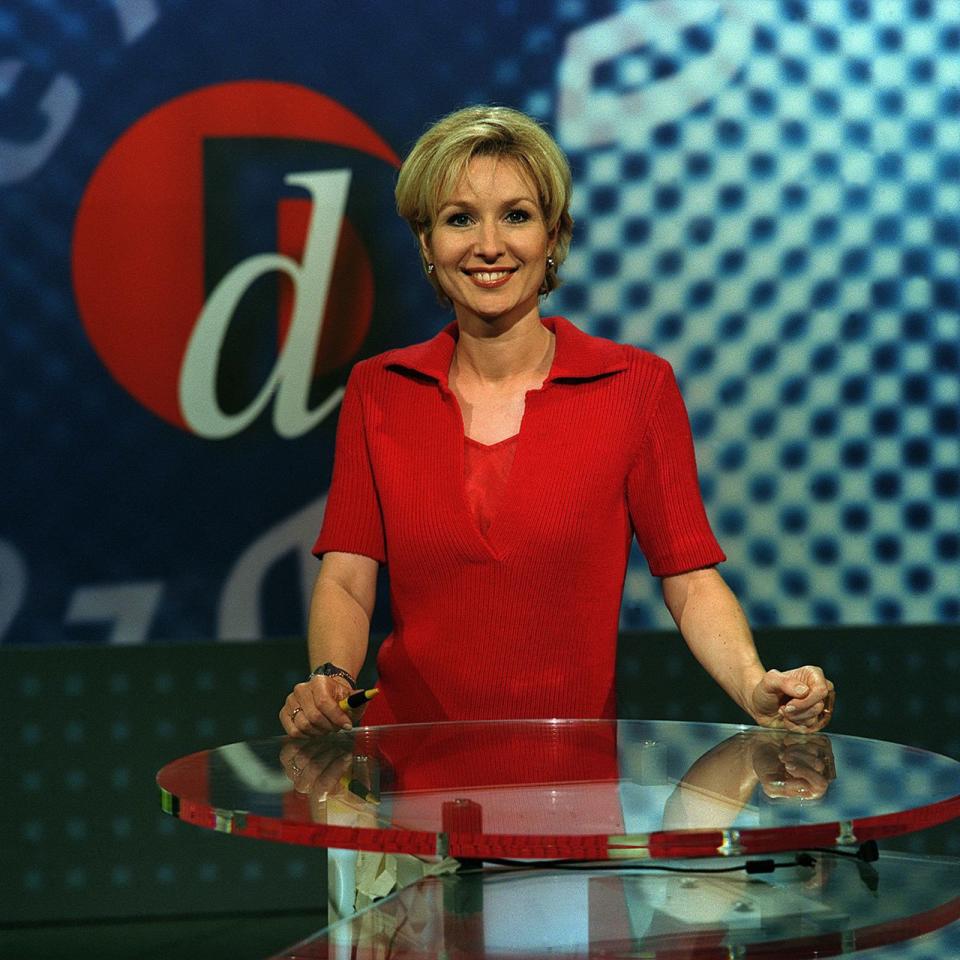 Bis 2013 hieß das Magazin noch "drehscheibe Deutschland". Das Studio, aus welchem Moderatorin Babette von Kienlin das Publikum damals begrüßte war farblich gedeckter als heutzutage. (Bild: ZDF / Carmen Sauerbrei)