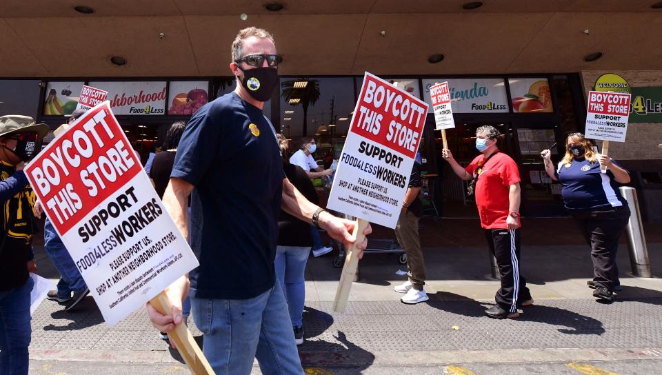 Trabajadores protestan en la puerta de un supermercado de Los Angeles, California. (Foto: FREDERIC J. BROWN/AFP via Getty Images)