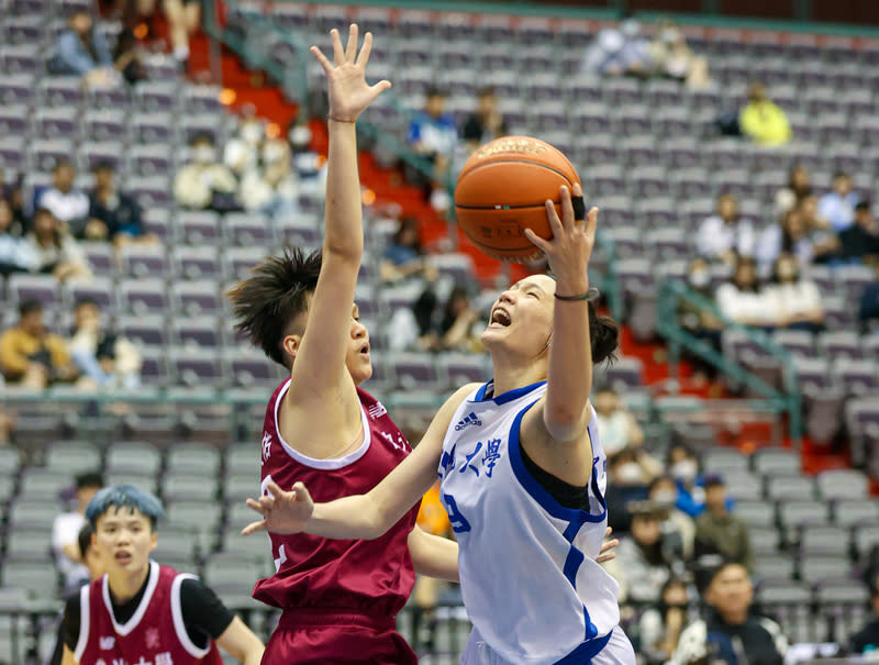 UBA女子組季軍戰  文化大學奪勝（2） 112學年度UBA大專籃球聯賽24日在台北小巨蛋進行 公開女一級季軍戰，文化大學郭虹廷（右）全場攻下 38分11籃板，帶領球隊力退佛光大學，奪下季軍。 中央社記者鄭清元攝  113年3月24日 