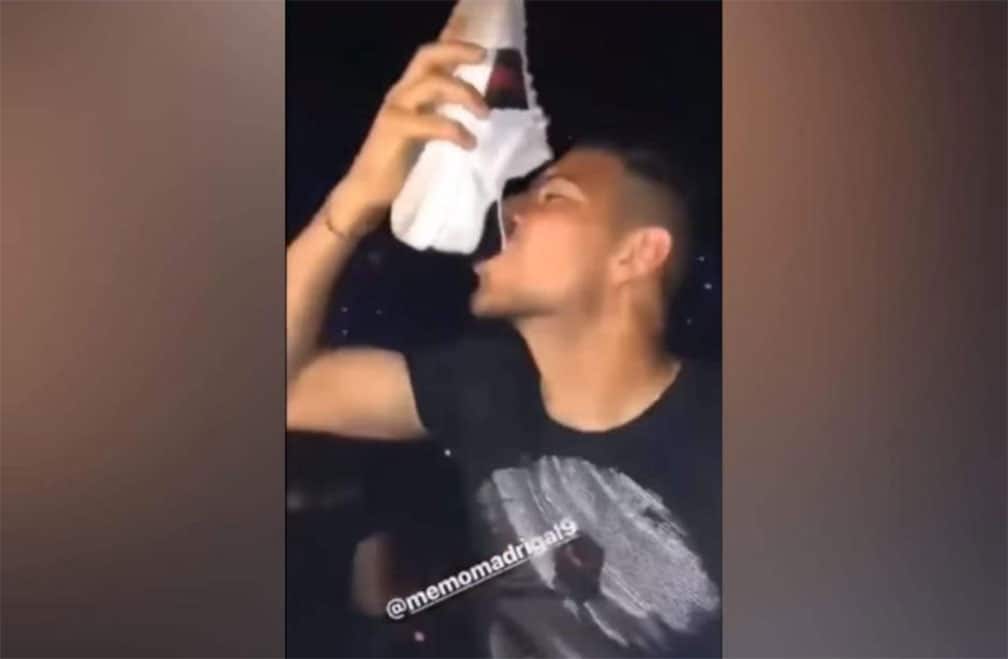 Un video de Luis Madrigal, delantero de Chivas, tomando licor de un zapato. | Foto: Instagram