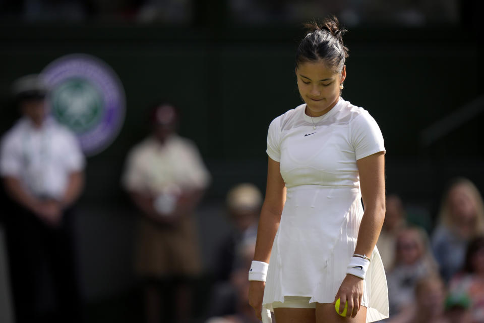 Emma Raducanu se alista para sacar durante el partido contra Caroline García en el torneo de Wimbledon, el miércoles 29 de junio de 2022. (AP Foto/Alastair Grant)