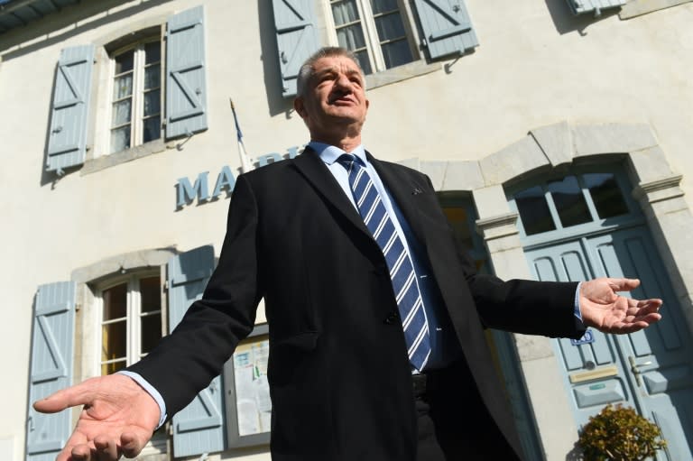 Le candidat à la présidentielle du Parti ruraliste Résistances ! Jean Lassalle lors du premier tour de l'élection présidentielle à Lourdios-Ichères dans les Pyrénées-Atlantiques, le 10 avril 2022 (GAIZKA IROZ)