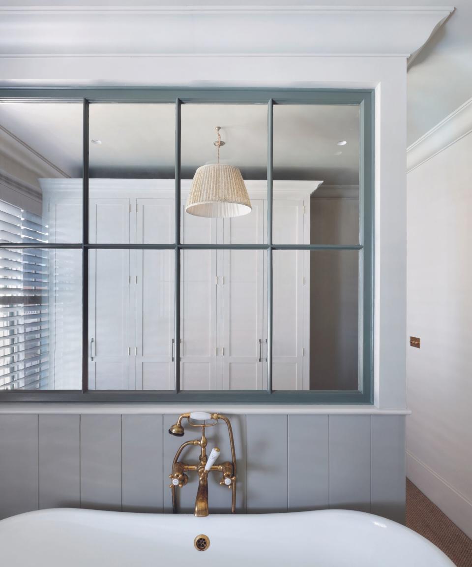 Bathroom dressing room with mirrored wall