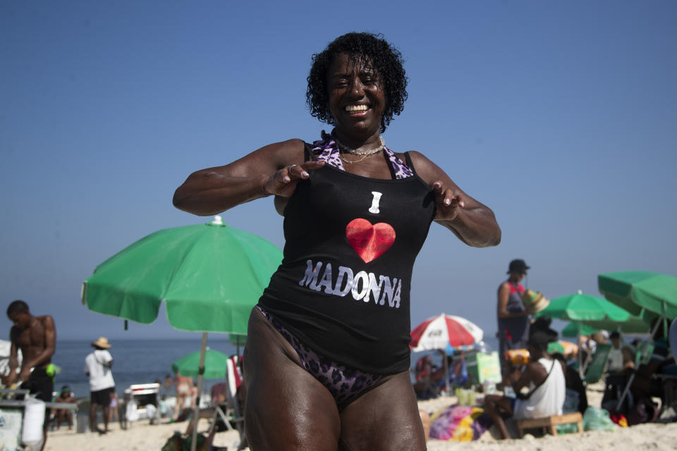 Elizabeth Goncalves muestra su camiseta de Madonna recién comprada antes del concierto de Madonna en la playa de Copacabana en Río de Janeiro, Brasil, el lunes 29 de abril de 2024. (Foto AP/Bruna Prado)