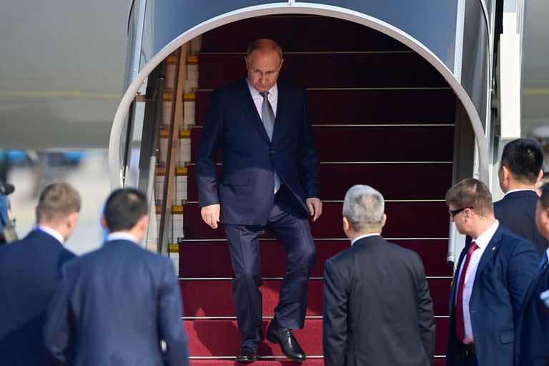 El presidente de Rusia, Vladimir Putin, llega al Aeropuerto Internacional de Pekín para asistir al Tercer Foro de la Franja y la Ruta en Pekín el 17 de octubre de 2023. (Fotografía de Parker Song / POOL / AFP)