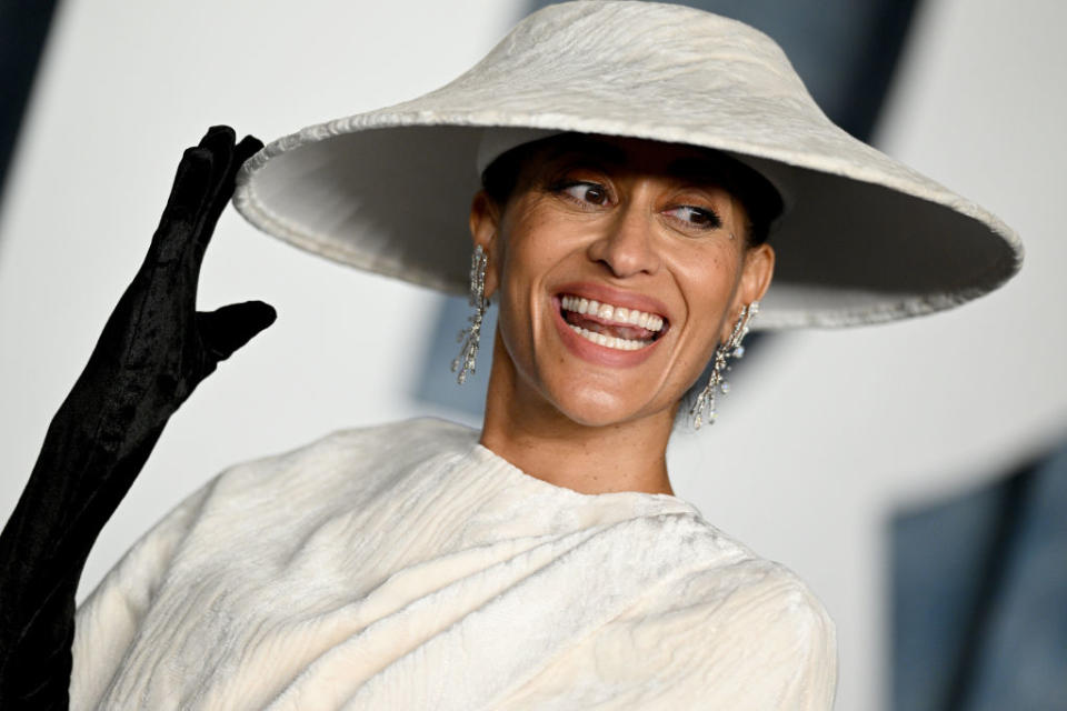 Closeup of Tracee in a wide-brimmed hat