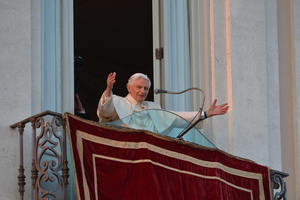 Les derniers mots du pape : "Je ne suis plus pape", lance-t-il avant de se reprendre. "Je ne serai plus pape mais seulement un pèlerin qui entame l'ultime étape de son pèlerinage sur terre". "Avec toutes mes forces je voudrais continuer de travailler pour le bien de l'Eglise et le bien du monde" (...) "Du fond du coeur, vous avez ma bénédiction". VINCENZO PINTO/AFP