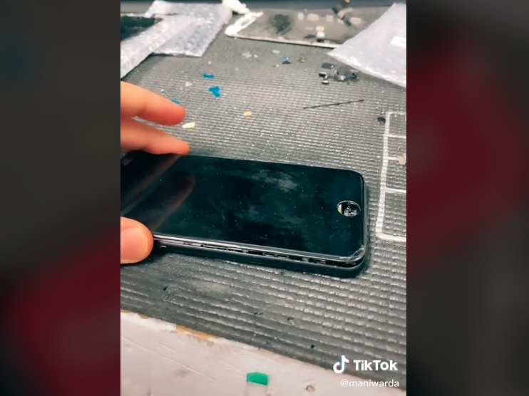 The man goes to fix an iPhone brought in by a couple. Source: TikTok/@maniwarda