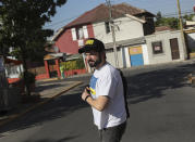 El abogado Gabriel Boric, que era líder estudiantil en 2011 y se convirtió en congresista de izquierdas, camina antes de una entrevista en Santiago de Chile, el 2 de diciembre de 2019. (AP Foto/Esteban Félix)