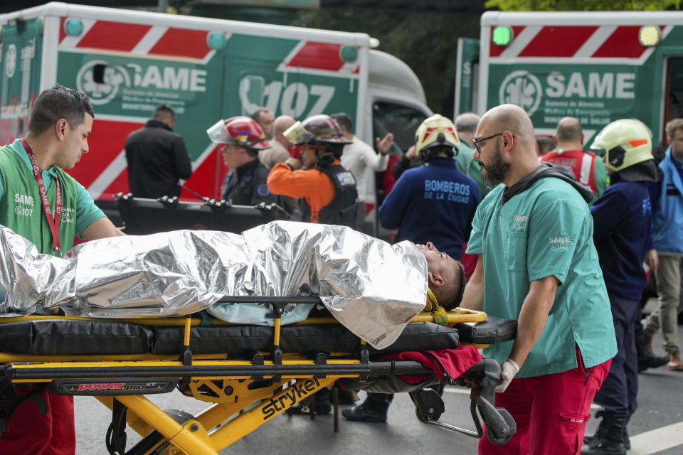 Los paramédicos transportan a viajeros heridos después de que dos trenes chocaran en Buenos Aires, Argentina, el viernes 10 de mayo de 2024. (AP Foto/Natacha Pisarenko)