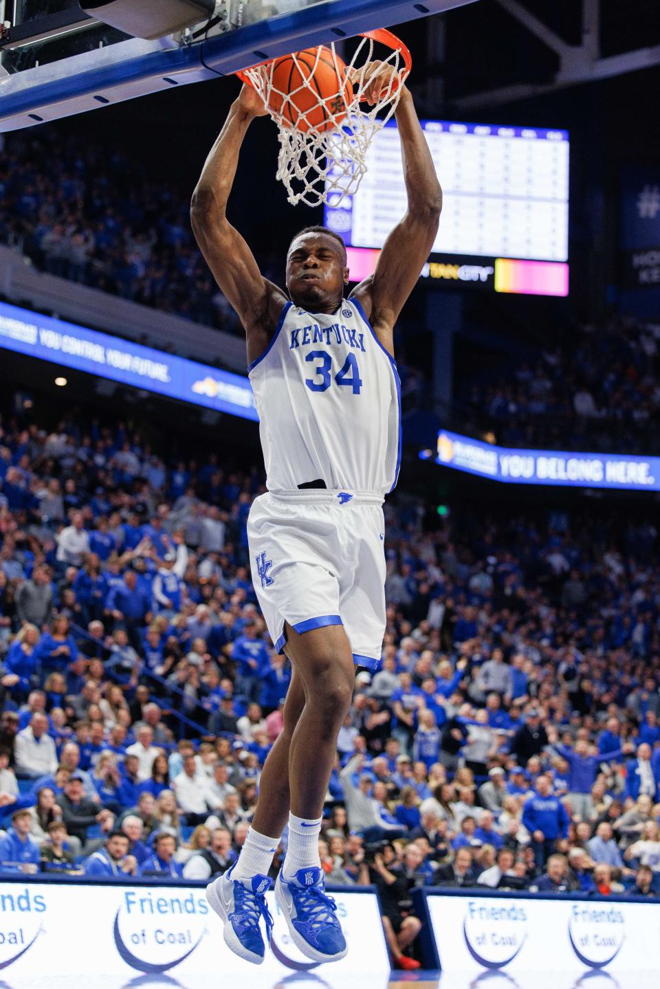 Oscar Tshiebwe dunks during a February game against Auburn.