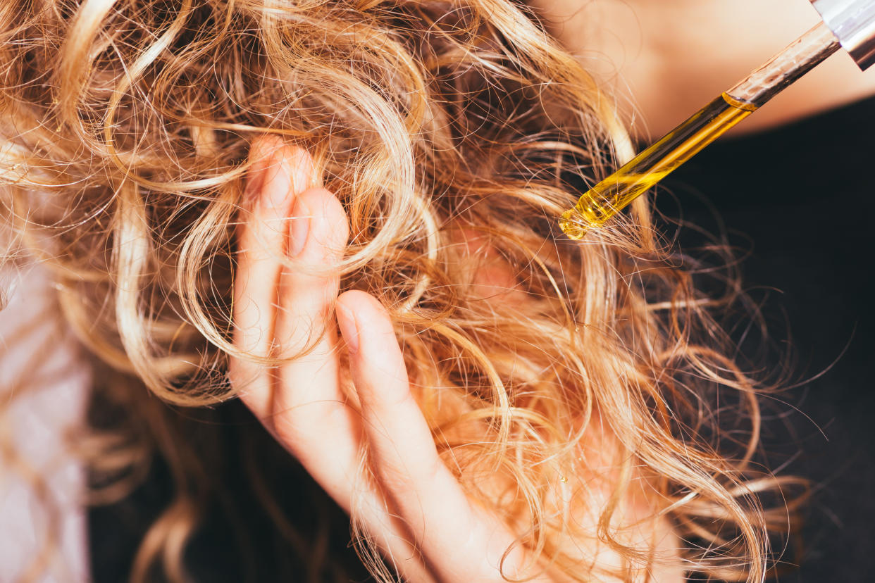 Oubliez l'huile de ricin ou de jojoba, l'huile de gingembre est le meilleur allié naturel de cheveux en bonne santé (Getty Images)