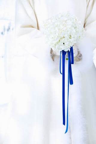 教堂特地為新娘子而設的皮草滾邊白色禮服。