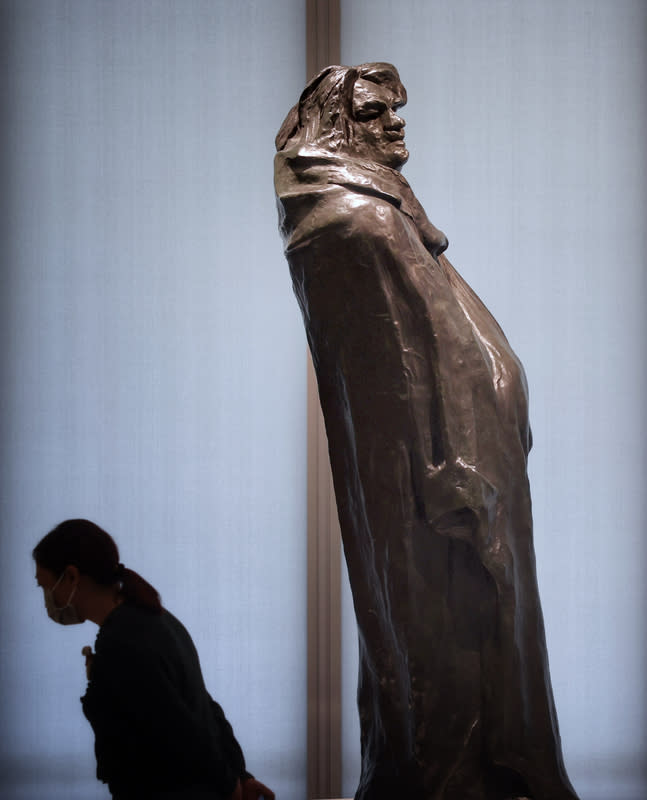 富邦美術館展出雕塑家羅丹作品（2） 富邦美術館開館大展「真實本質：羅丹與印象派時 代」4日起隆重登場，展出19世紀著名雕塑家羅丹多 件作品，包括奠定其學術地位的「巴爾札克紀念 像」。 中央社記者王飛華攝　113年5月4日 