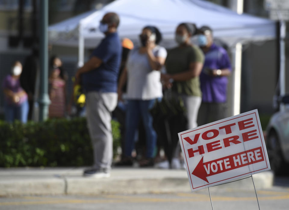 佛州選民排隊投票。（圖片來源：AP，11/1）