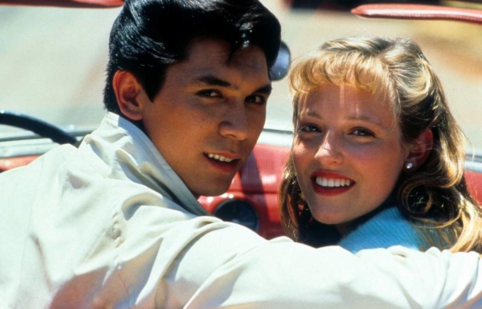 Por Netflix se puede ver ‘La bamba’ (1987) un clásico del cine latino en Estados Unidos con Lou Diamond Phillips y Danielle von Zerneck.