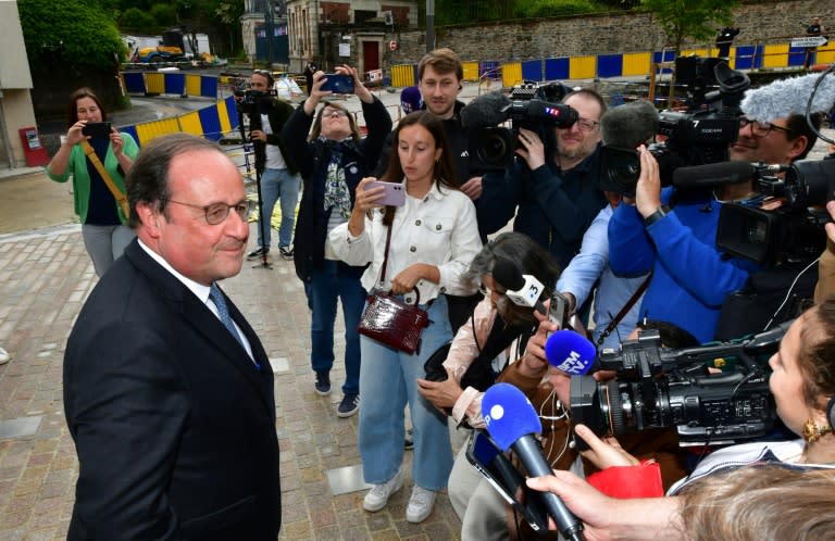 L'ancien président et membre du PS, François Hollande, lors d'une conférence de presse pour annoncer sa candidature aux législatives en Corrèze, le 15 juin 2024 à Tulle (Pascal LACHENAUD)