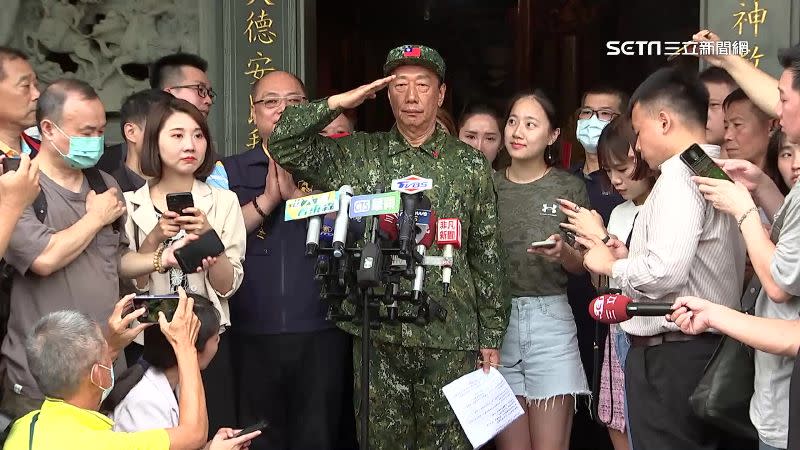 郭台銘赴桃園拜關公，身穿迷彩軍裝向國軍敬禮。