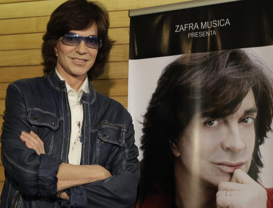 El cantante español Camilo Sesto durante una conferencia de prensa en la Ciudad de México en una fotografía de archivo del 4 de noviembre de 2009. Sesto presentará una serie de conciertos acompañado por Angela Carrasco. (Foto AP/Gregory Bull, archivo)