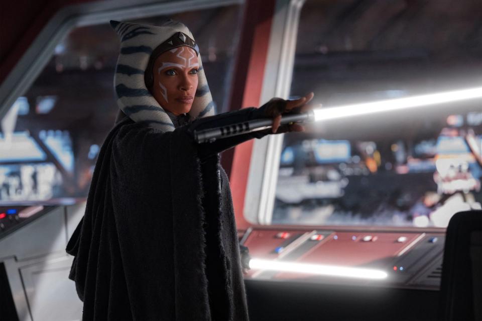 Lichtschwert-Fans dürfen sich freuen! Wo die ehemalige Jedi-Ritterin Ahsoka (Rosario Dawson) auftaucht, ist das Surren des kultigen Star Wars-Kampfgerätes nicht weit.  (Bild: ©2023 & ™ Lucasfilm LTD)