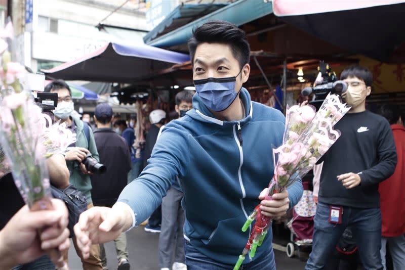 高嘉瑜發文怒批蔣萬安，「只看到公園跳舞、送花給婆婆媽媽」。（圖／蔣辦提供）