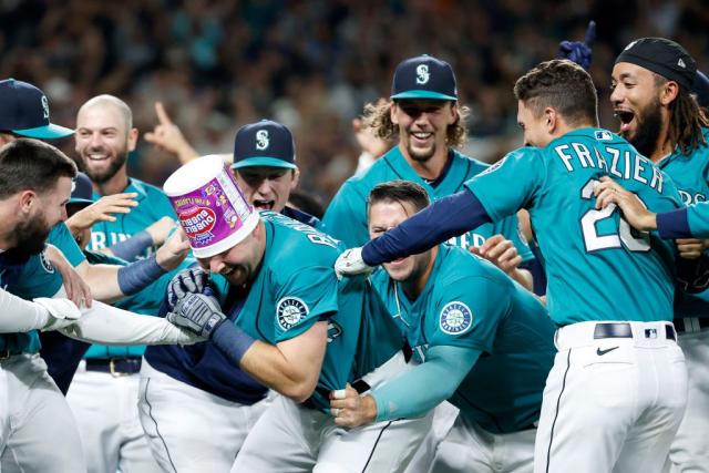 CAL RALEIGH HITS A WALK-OFF HOMER TO SEND THE MARINERS TO THE PLAYOFFS!! 