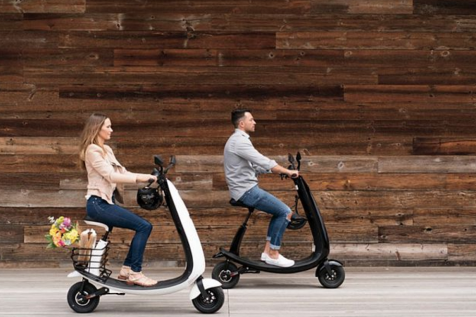 訴求便捷的 Ford Ojo Electric Scooter 電動滑板車，具備 40 公里遠的續航能力，且可以用 110V 插座即時充電。