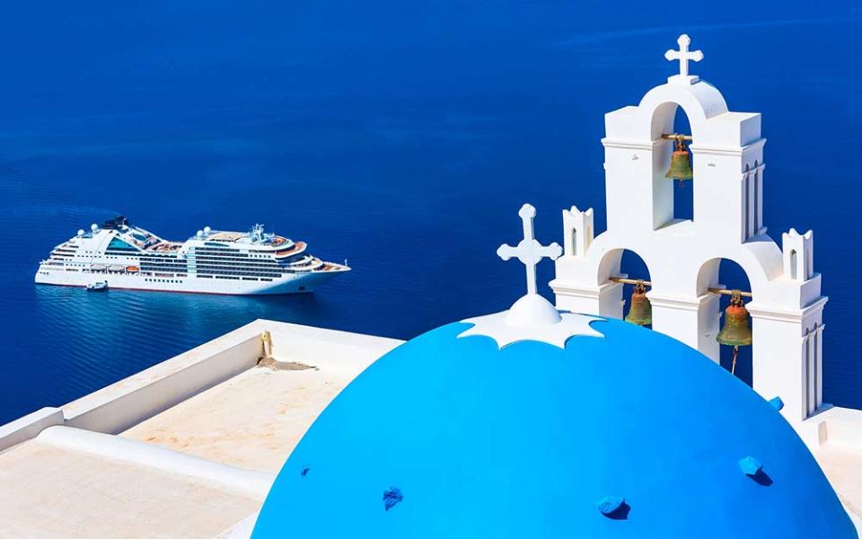 The whitewashed, cubiform buildings on Santorini can be seen by passing cruise ships - KISA MARKIZA