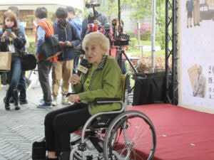 Doris M. Brougham gave a speech at the opening ceremony of the exhibition “Foreigners Love Taiwan.” (The China Post)