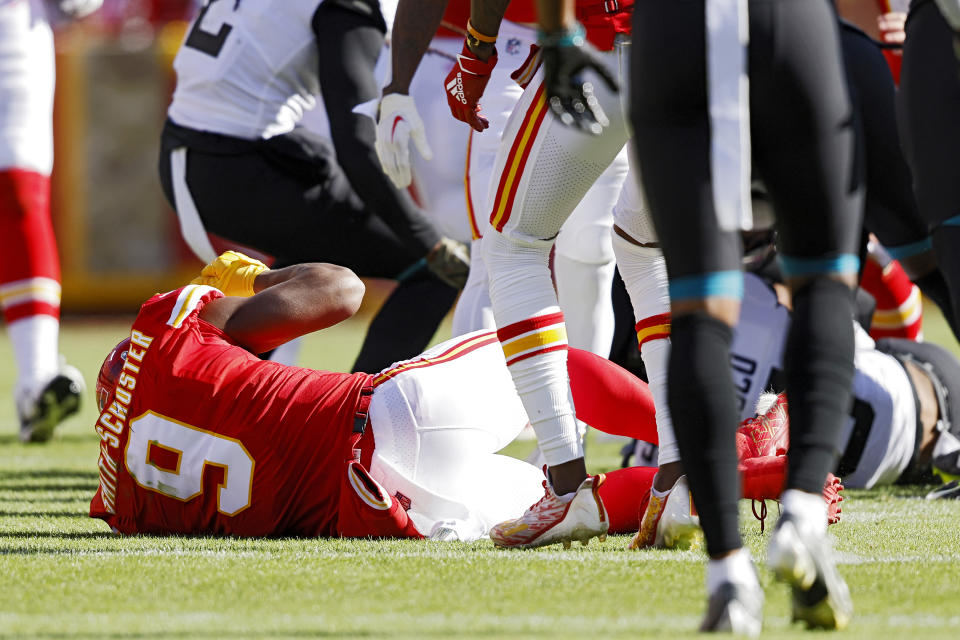 Juju Smith-Schuster helped to locker room after scary helmet-to-helmet hit goes unflagged