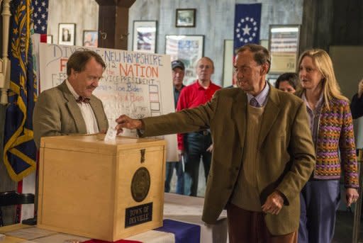 Un hombre deposita su voto en Dixville Notch (New Hampshire), este martes.