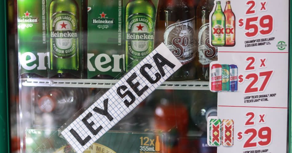 Refrigerador con letrero de ley seca de alcohol