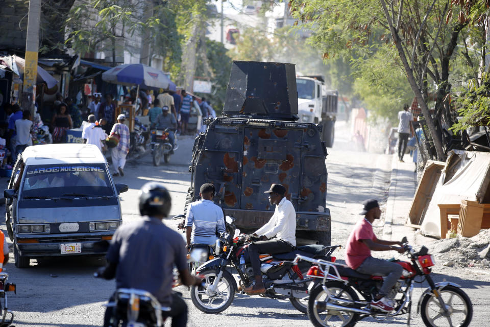 Un vehículo blindado de la policía patrulla por las calles de Puerto Príncipe, Haití, el 26 de enero de 2024. (AP Foto/Odelyn Joseph)