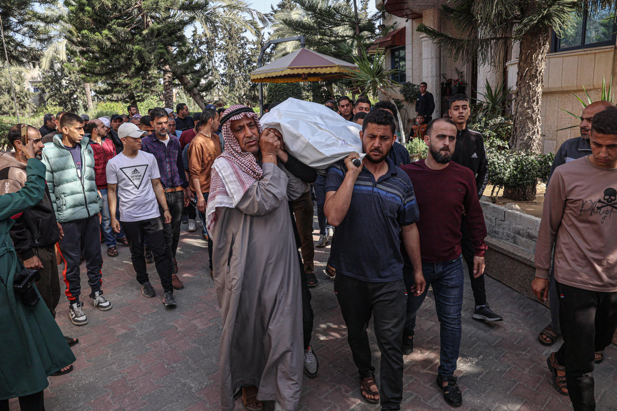 Des parents et amis portant le corps de Saif Issam Abu Taha, chauffeur et traducteur palestinien de l’ONG World Central Kitchen, tué par une frappe israélienne, lors de ses funérailles à Rafah, le 2 avril 2024.