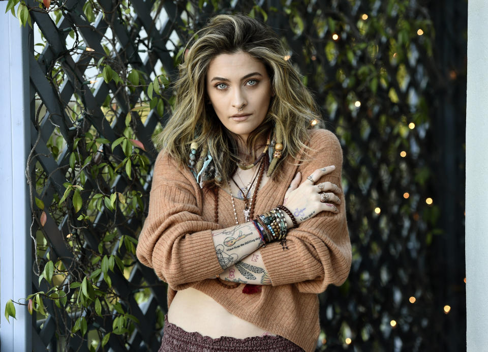 Paris Jackson posa en Beverly Hills, California, el 27 de octubre de 2020 para promover su ábum debut como solista, "Wilted", que lanzará el 13 de noviembre. Su nuevo sencillo "Let Down" salió el viernes 30 de octubre. (AP Foto/Chris Pizzello)