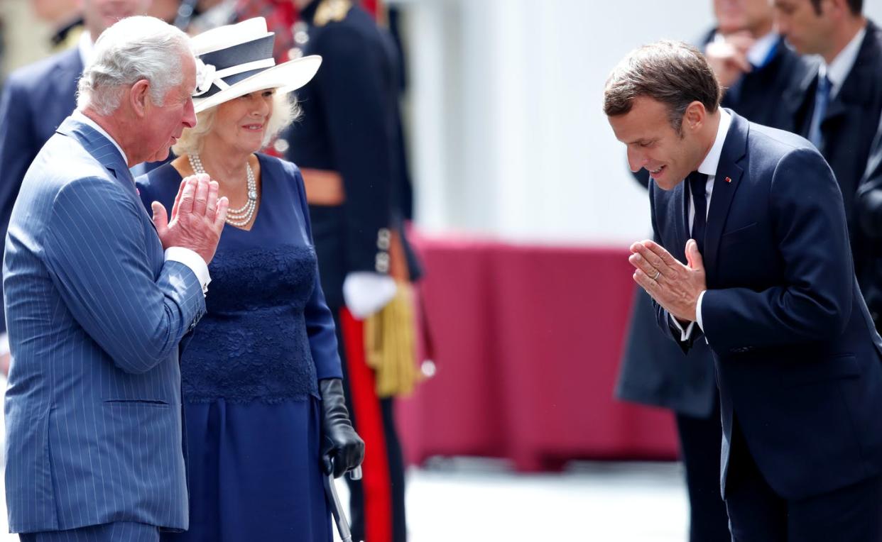 <span class="caption">El Príncipe Carlos, acompañado por Camila de Cornualles, con el Presidente francés Emmanuel Macron, en Londres, 18 de junio, 2020. </span> <span class="attribution"><a class="link " href="https://www.gettyimages.com/detail/news-photo/prince-charles-prince-of-wales-accompanied-by-camilla-news-photo/1250550316?adppopup=true" rel="nofollow noopener" target="_blank" data-ylk="slk:Photo by Max Mumby/Indigo/Getty Images;elm:context_link;itc:0;sec:content-canvas">Photo by Max Mumby/Indigo/Getty Images</a></span>