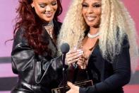 <p>Rihanna et Mary J. Blige aux BET Awards à Los Angeles le 23 juin 2019</p>