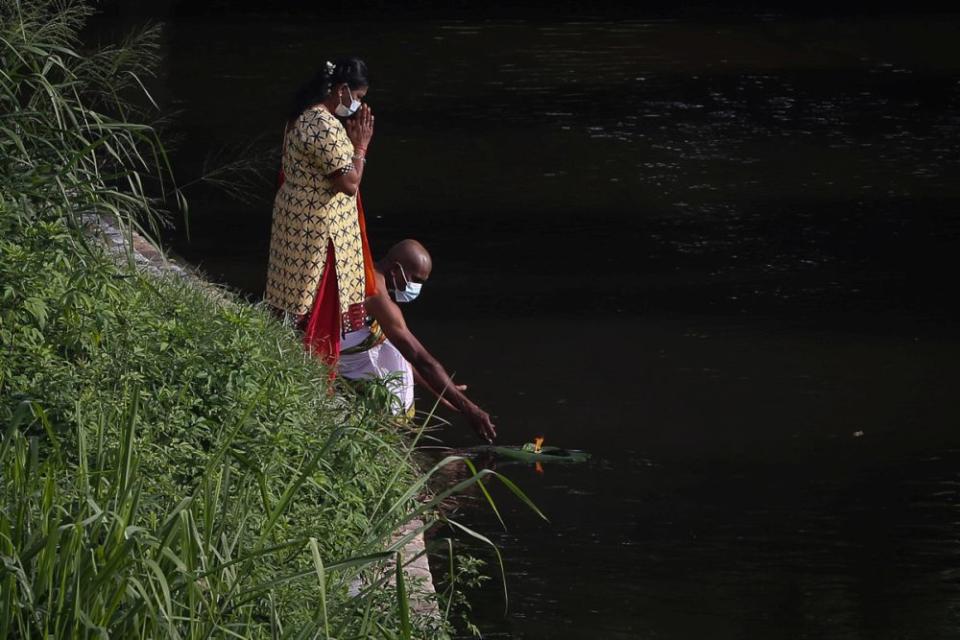 Hindu devotees perform prayers at the banks of the Batu River during Thaipusam amid the movement control order January 28, 2021. — Picture by Yusof Mat Isa