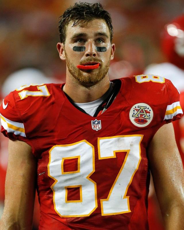 Travis Kelce wears No. 87 as tribute to his brother, Jason