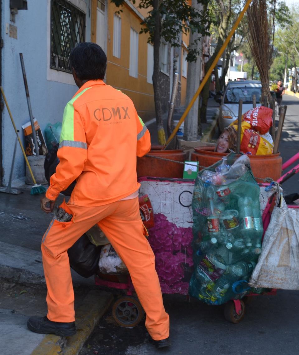Mario es un trabajador de limpia del Gobierno de la Ciudad, y asegura que su trabajo es tan importante como el de los policías o los bomberos, en la pandemia. Dice que las calles deben estar limpias para evitar contagios. 