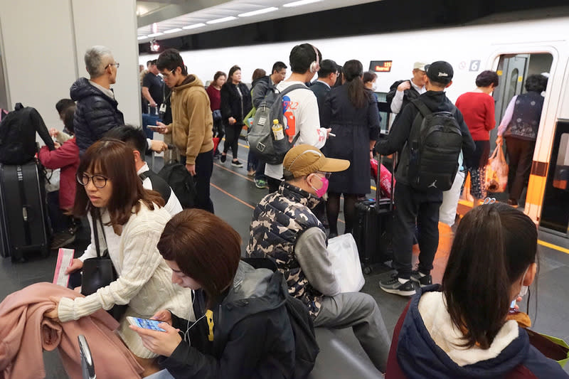 春節連續假期首日，2日晚間在台北車站仍有返鄉搭車人潮，許多民眾搭乘高鐵南下返鄉。中央社記者吳翊寧攝 108年2月2日