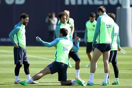 Soccer Football - Barcelona training session - La Liga - Joan Gamper training camp, Barcelona, Spain - 22/4/2017 - Barcelona's Lionel Messi, Neymar, Luis Suarez, Gerard Pique and Jordi Alba speak during a training session. REUTERS/Albert Gea