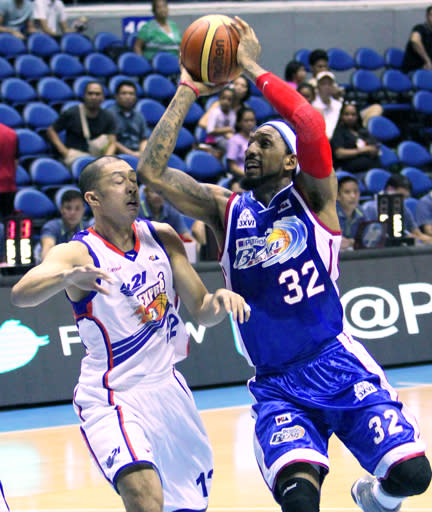 Petron's Renaldo Balkman and Air21's Mark Isip. (Nuki Sabio/PBA Images)