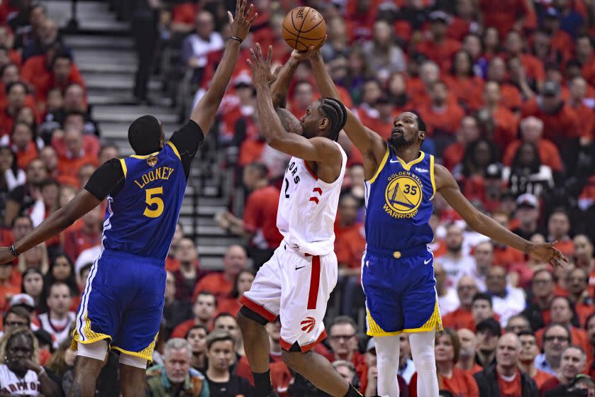 Toronto Raptors forward Kawhi Leonard (2) shoots under pressure from Golden State Warriors.